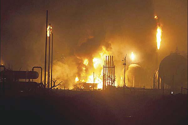 El incendio de una refineriacutea de YPF generoacute paacutenico en Ensenada