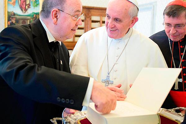 Nikolaus Schneider (a la izq) y el Papa Francisco este lunes en el Vaticano