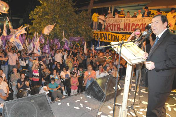 MARCO Una gran cantidad de p�blico participó del acto encabezado por el gobernador Zamora quien recibió muestras de afecto por parte de vecinos