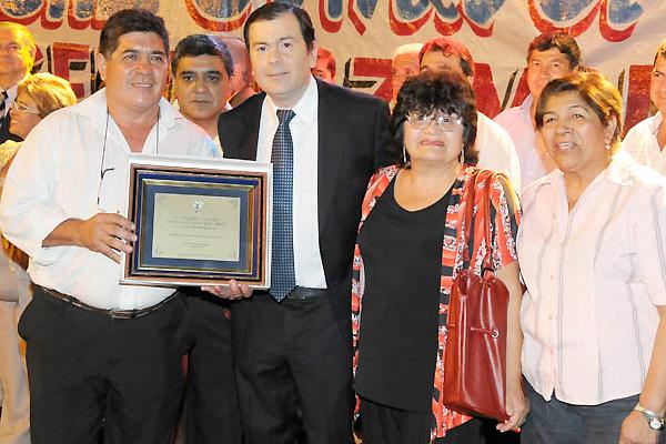 PRESENTES Tanto el gobernador Zamora como el intendente Infante recibieron distinciones por parte del Centro Vecinal del populoso barrio capitalino