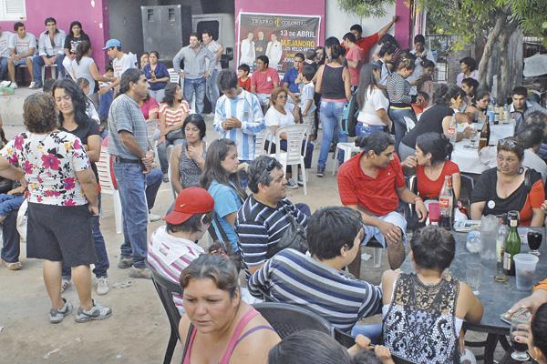 La gente en un escenario natural acompañó a la familia Véliz en una recordación especial