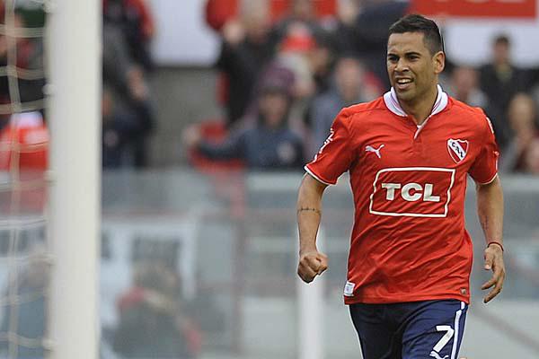 CALIENTE El clima en Independiente es cada vez ms tenso y los hinchas se la agarraron con Leguizamón