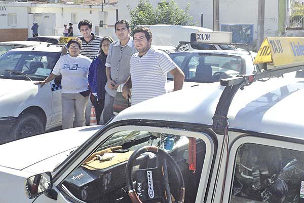 INDIGNADOS Un grupo de taxistas se animó a decir pblicamente lo que muchos comentan en la intimidad