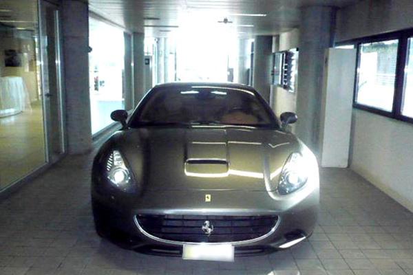 Luego del escaacutendalo Leonardo Farintildea vende su Ferrari