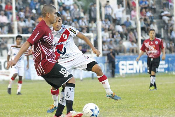 MEDIO Diego Su�rez ocupar� el mediocampo mañana junto al juvenil Cristian Vega quien ingresar� en lugar de Paganelli 