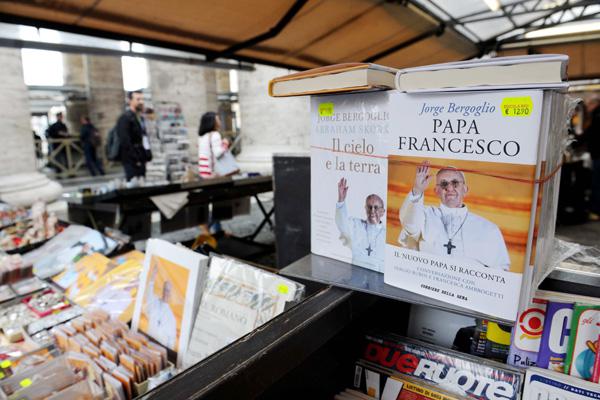 Los libros sobre el papa Francisco hacen furor en Argentina en Ameacuterica y en Europa