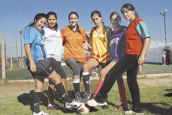 Cuando el fuacutetbol tambieacuten es cosa de mujeres