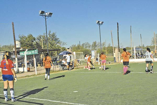 Cuando el fuacutetbol tambieacuten es cosa de mujeres