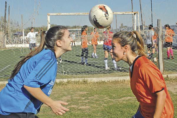 Cuando el fuacutetbol tambieacuten es cosa de mujeres