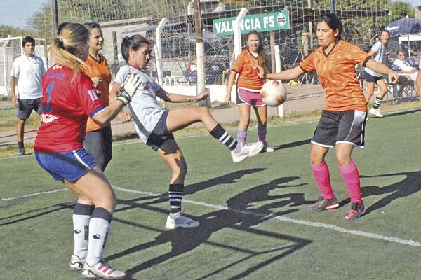 PROTAGONISTAS Las canchas de Valencia F5 ayer volvieron a poblarse de jugadoras que cumplieron con otro s�bado de f�tbol y emociones