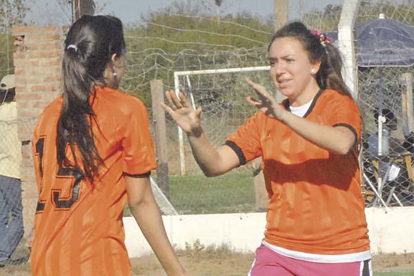 Cuando el fuacutetbol tambieacuten es cosa de mujeres