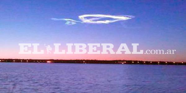 El fenoacutemeno que sobresaltoacute a miles de santiaguentildeos esta madrugada con una extrantildea luz que surcoacute el cielo se vioacute en otras 6 provincias