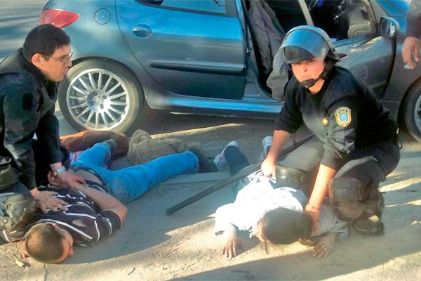 Friacuteas- Tres detenidos tras un violento tiroteo en el control policial de la ruta 157