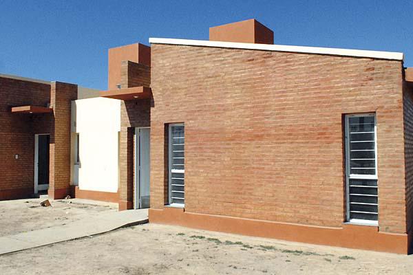 FACHADA Tienen un acabado destacado con ladrillos visto que le dan un toque distintivo al frente de la vivienda