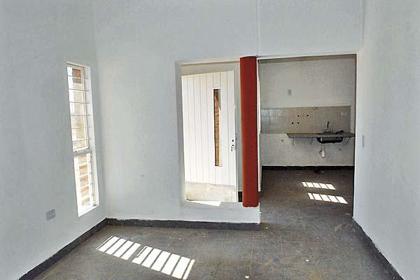 SALA El estar tiene dos ventanas verticales con rejas que dan al frente 