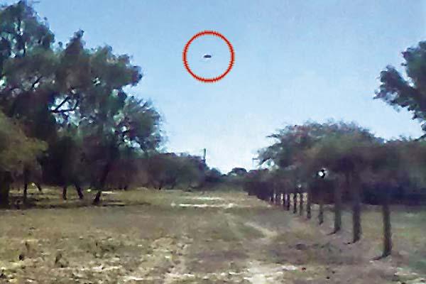 APARICIÓN El extraño objeto volador se coló en la fotografía tomada por los profesionales que trabajaban en Pampa M�yoj