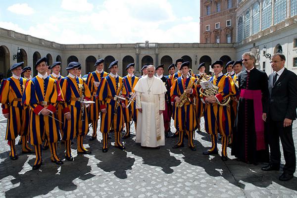 El Papa Francisco obligoacute a un guardia a sentarse y le llevoacute comida