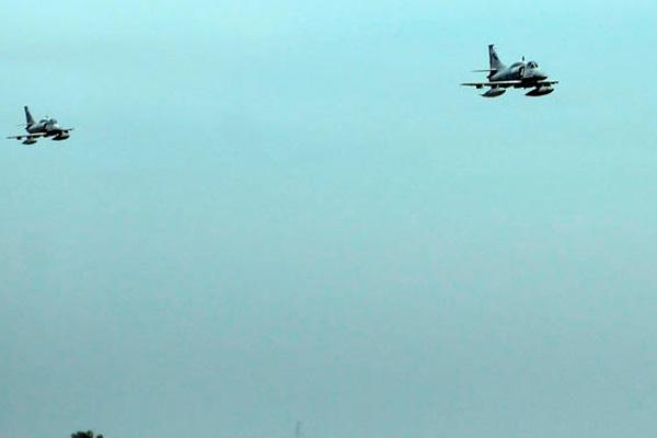 ENSORDECEDOR Las naves alteraron ayer la estampa celeste capitalina