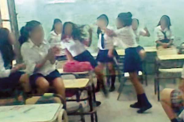 Im�genes La lucha entre alumnas fue filmada por sus compañeros y generó inconvenientes en la escuela 