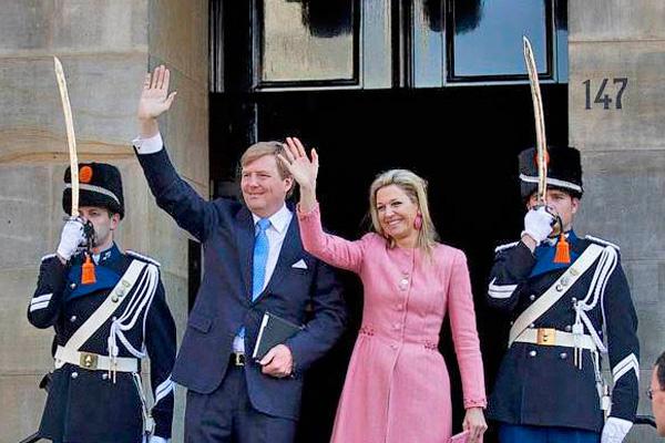 Mxima junto a su marido despidieron a los invitados de honor