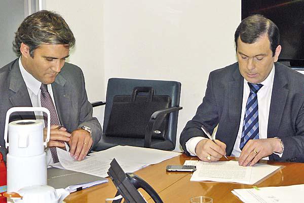 Zamora firmoacute convenio para creacioacuten de la Red provincial de Fibra oacuteptica