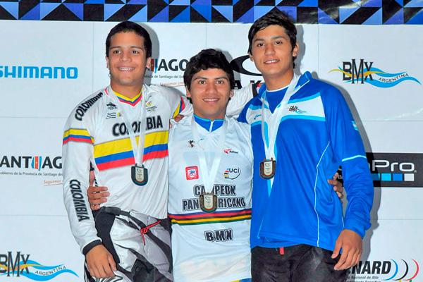 PODIO Santilln (centro) junto con Juan Arboleda (izq) y Gonzalo Molina Abajo Pichoncito supera al colombiano