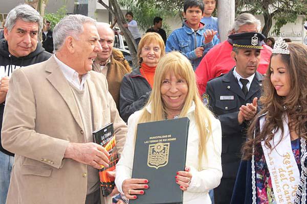 DISTINCIÓN El jefe comunal hizo entrega a Norma Siwinsky de la copia del decreto de visitante ilustre
