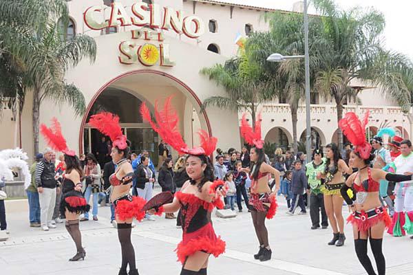 BELLAS De la bienvenida participaron la Reina Nacional del Canasto Camila Andrea Giménez y la Reina de los Corsos 2013 Yanet Ju�rez