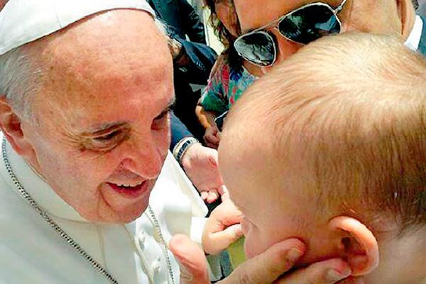 La modelo Natalie Weber y su familia estuvieron con el Papa