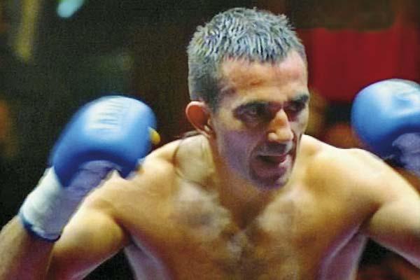 El Huracaacuten Omar Narvaeacutez retuvo el tiacutetulo en fallo dividido