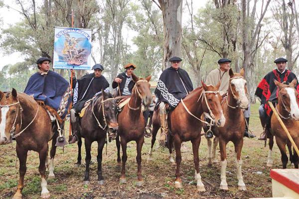 Gauchos de Colonia Alpina peregrinaron a caballo  a la provincia de Coacuterdoba