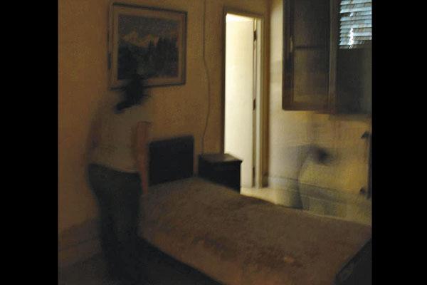 KF- Cuando estuve de visita en la habitación 106 salió una sombrita reclinada sobre la cama en una de las fotos (13712)