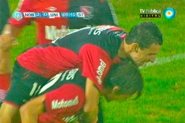 Maxi abraza a Heinze autor del tercero de La Lepra