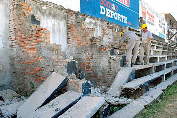 MANOS A LA OBRA Los obreros trabajan a destajo