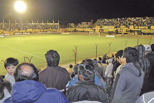 DECEPCIÓN La gente copó el estadio de Roca y 3 de Febrero pero se quedó con las ganas de ver f�tbol La pelota no pudo rodar en el 8 de Abril 