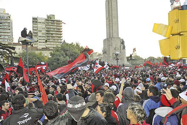 FELICIDAD Rosario fue una fiesta con la celebración de los hinchas de Newells que eligieron el Monumento a la Bandera para desatar la locura