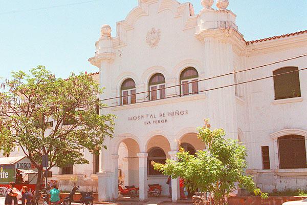 Adentro se escuchan llantos de bebeacutes