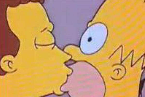 Tras la censura se pudo ver el beso gay de Homero Simpson