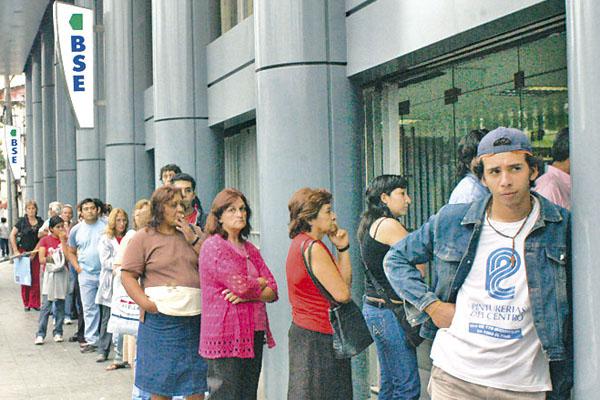 Pagaraacuten Ayuda Escolar y haberes del mes de junio a la administracioacuten puacuteblica