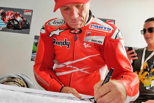 HABILIDAD Randy Mamola deleitó con su Ducati Fue ovacionado