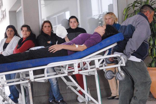 Una joven pierde parte de un dedo al atraparle la mano picadora de carne