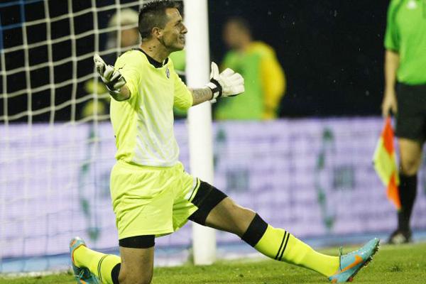 Migliore atajoacute dos penales en su debut en Croacia y es campeoacuten