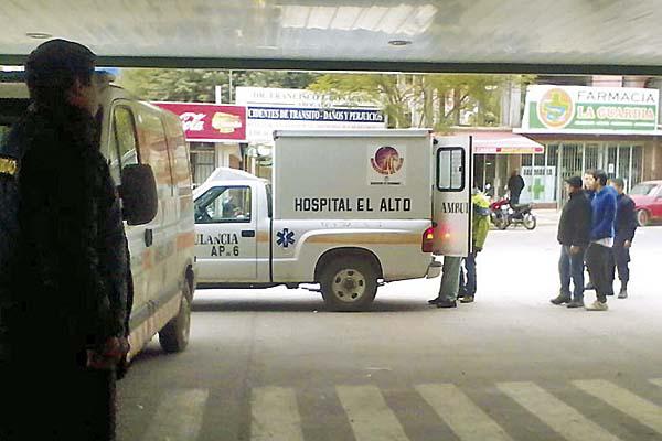 URGENCIA El joven fue trasladado en una ambulancia de El Alto