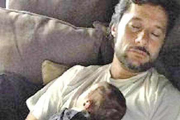 La foto maacutes dulce de Diego Torres y su hija- No hay nada como dormir con ella