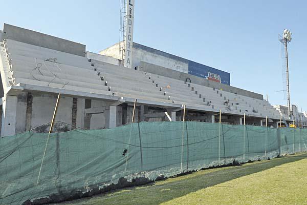 RENOVACIÓN La estructura de la nueva tribuna de la calle Santa Fe ya est muy adelantada y en septiembre podría estar concluida