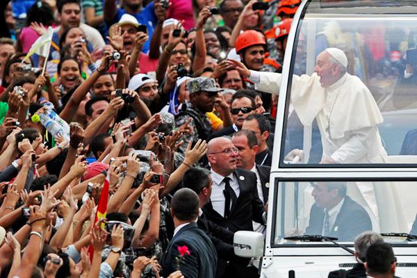 El Papa Francisco agradecioacute por el impactante recibimiento que tuvo en Brasil