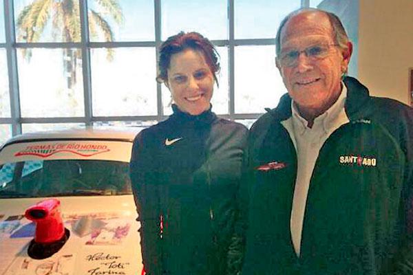 CON FARINA Hola amantes del automovilismo Ac junto al campeón Héctor Farina Le pedí las llaves me mandó a dormir comentó por Twitter