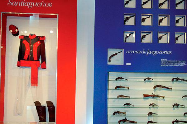Continuacutea la exhibicioacuten de armas en el CCB