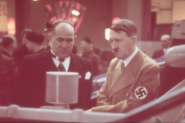 Difunden fotos ineacuteditas de la vida privada de Hitler en color