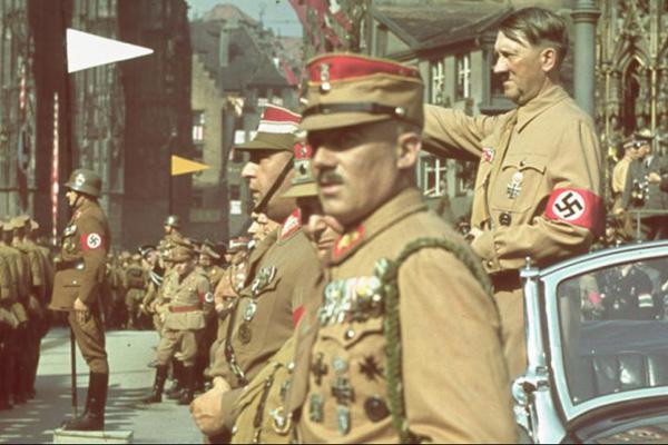 Difunden fotos ineacuteditas de la vida privada de Hitler en color
